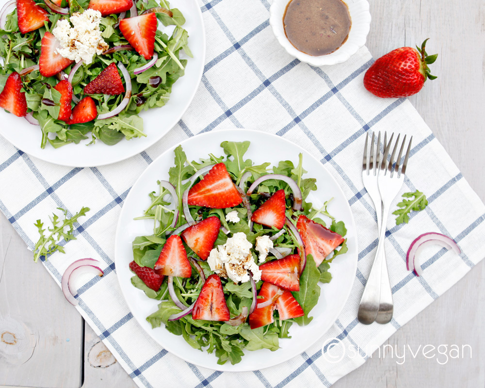 easy #strawberry arugula #salad from sunny #vegan